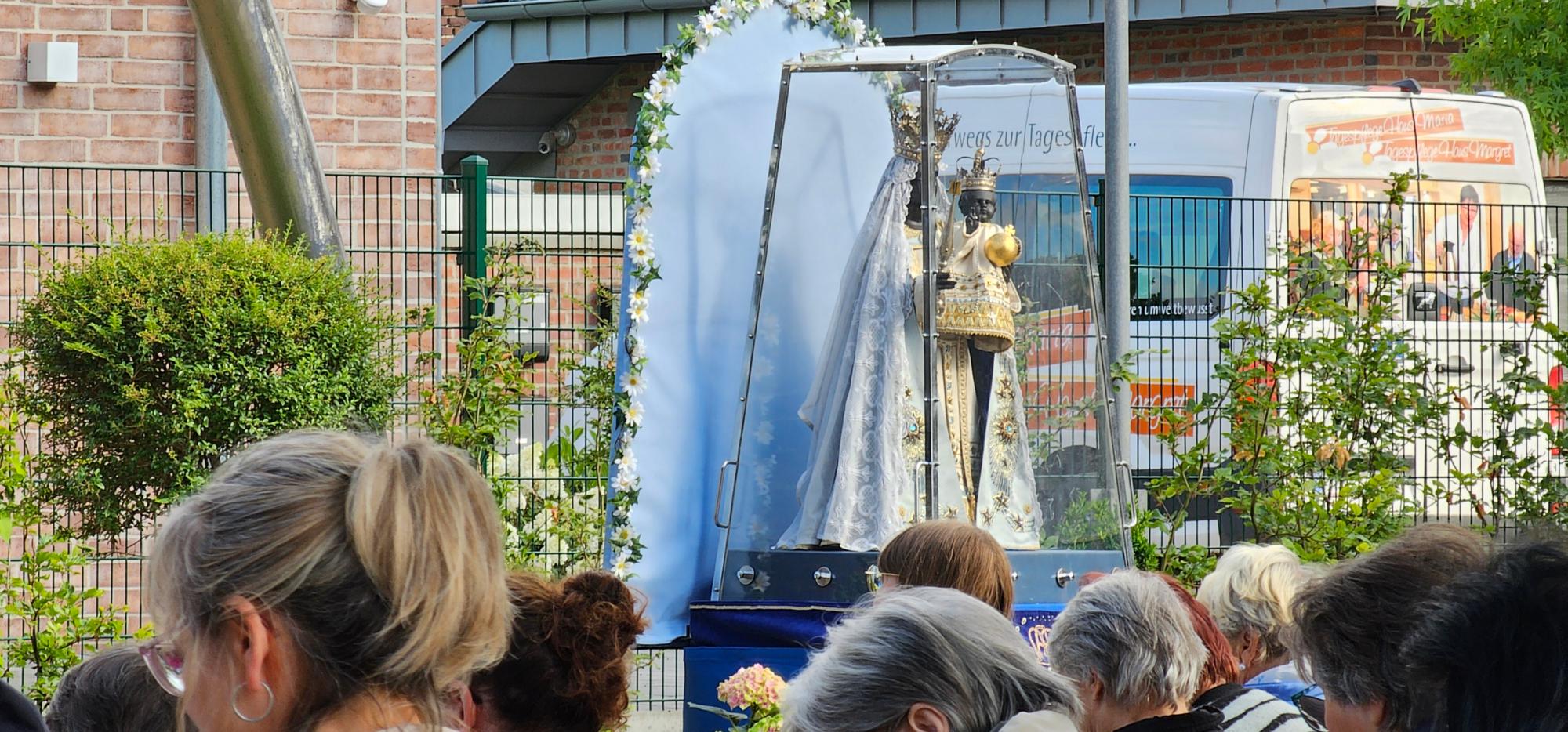 Jeweils zum Beginn und Abschluss der Oktav steht die Schwarze Madonna auf dem Kapellenvorplatz