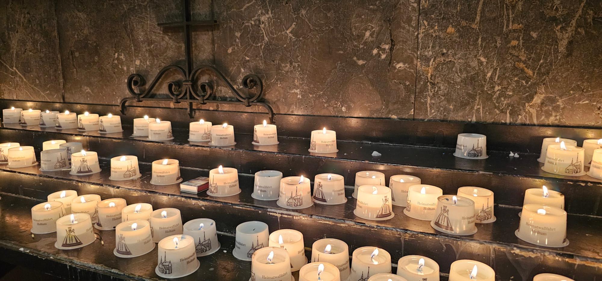 Zahlreiche Kerzen werden das ganze Jahr über bei der Schwarzen Madonna von Holtum entzündet