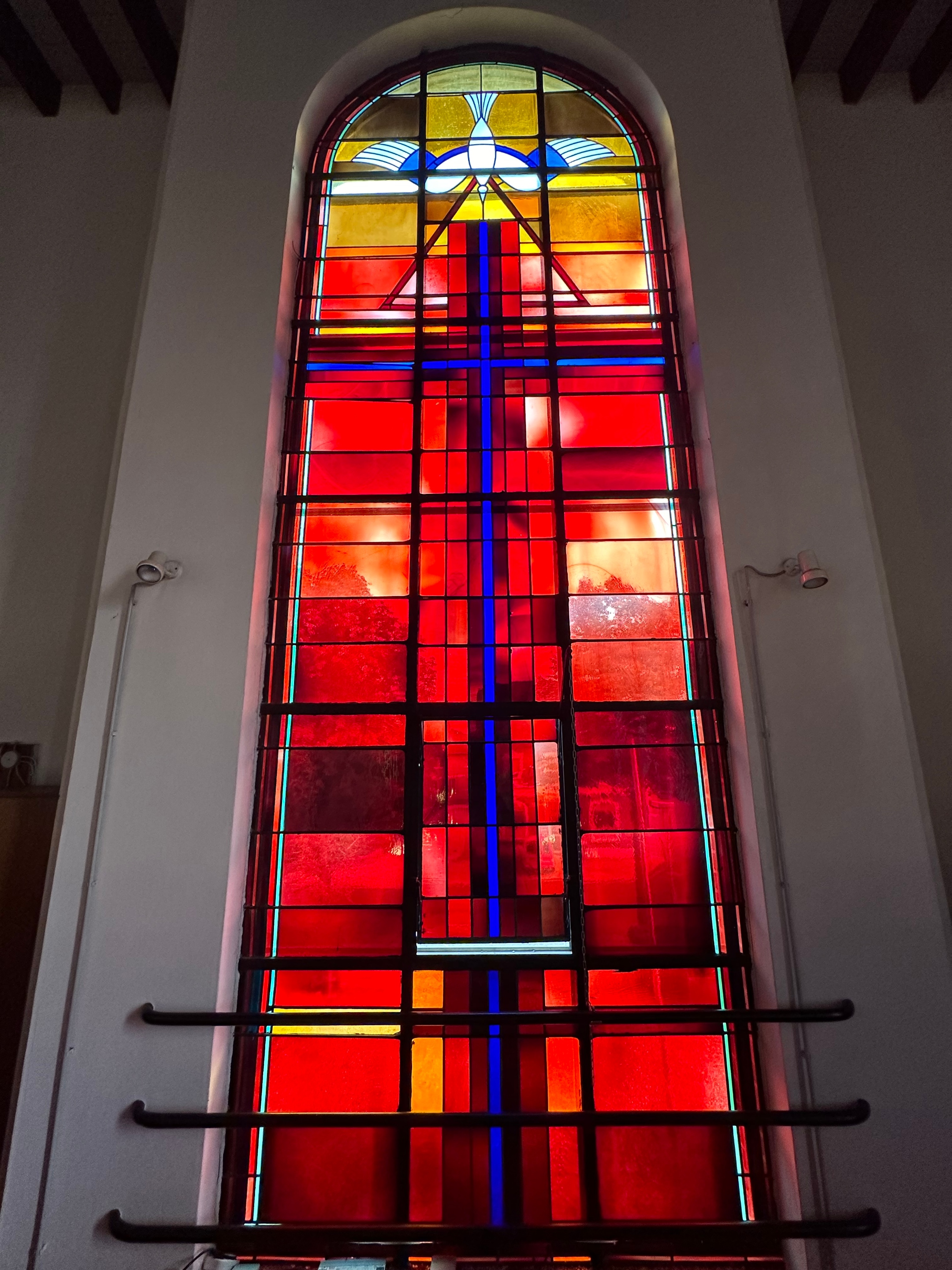 Das Heilig-Geist-Fenster an der Südseite der Tüschenbroicher Kirche