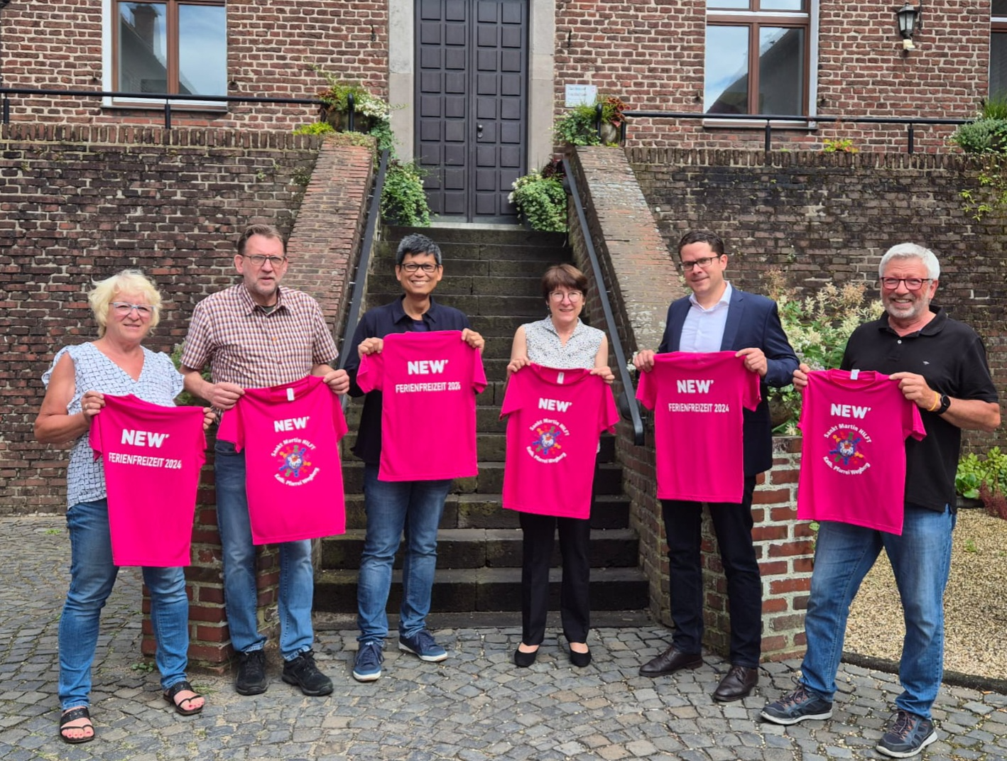 Übergabe der Trikots für die Ferienfreizeit von St. Martin HILFT:  v.l.n.r. Brigitte Jansen, Norbert Kremer, Pastor Huu Duc Tran, Christine Karneth (1. Beige-ordnete der Stadt Wegberg) Thomas Knur (NEW) Willibert Jansen  Auf dem Foto fehlen die Betreuer Olga Bondarenko, Sonja Kremer, Nataly Mishina, René Brockers und André Vogelsberg.