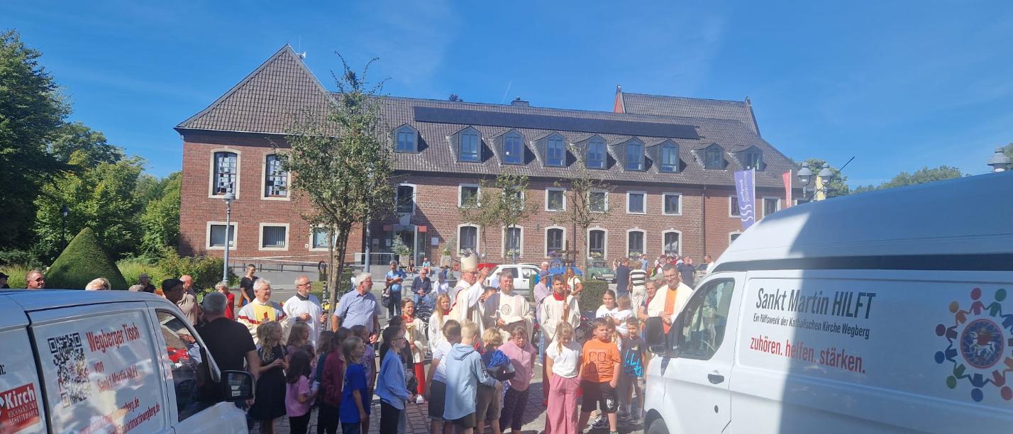 Einsegnung der neuen Fahrzeuge zum zehnjährigen Jubiläum von Sankt Martin HILFT