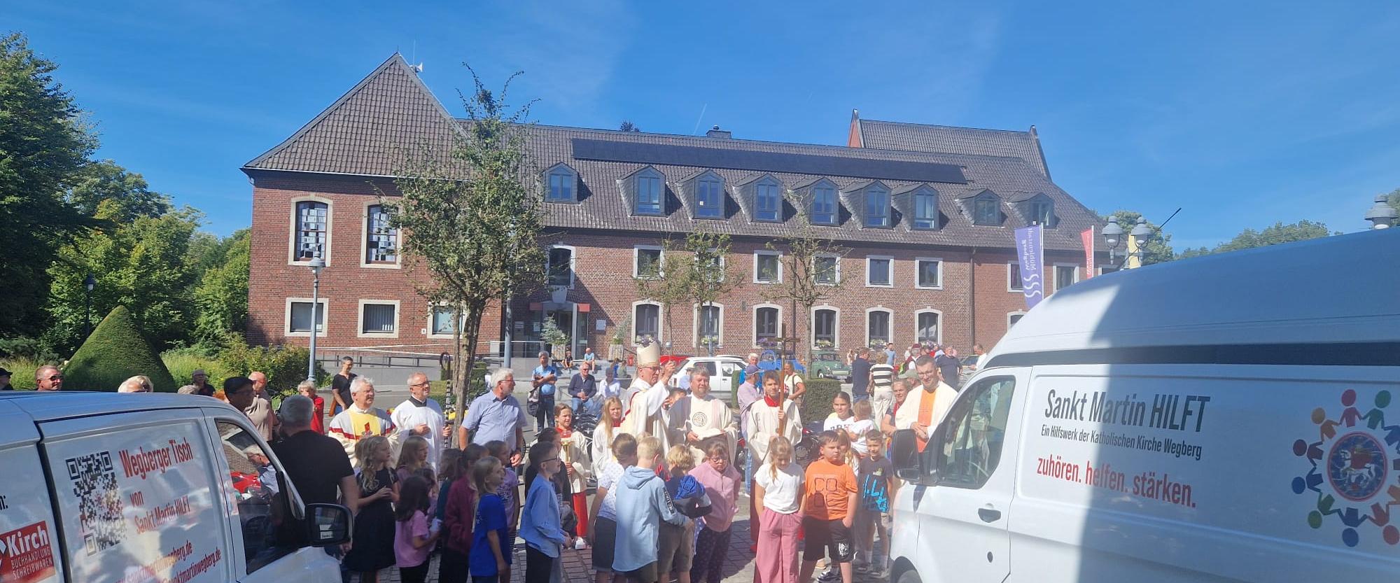 Einsegnung der neuen Fahrzeuge zum zehnjährigen Jubiläum von Sankt Martin HILFT