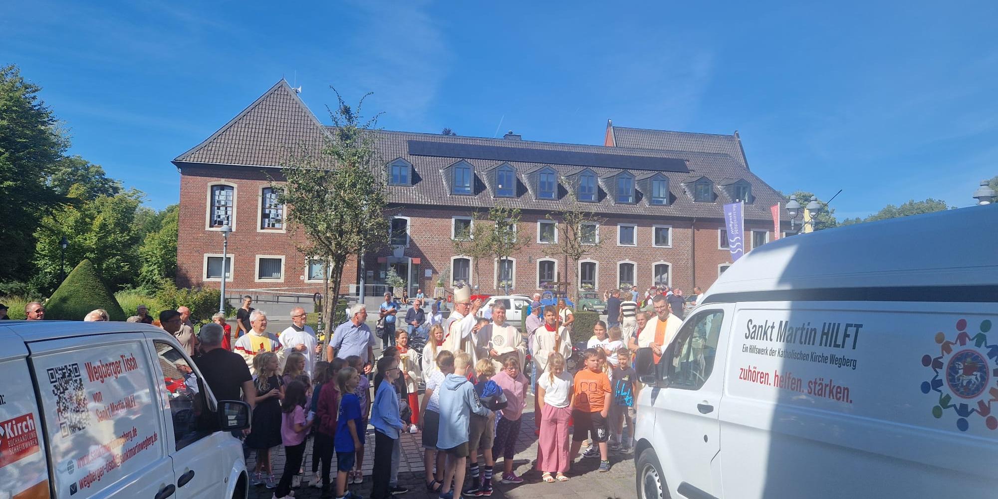 Einsegnung der neuen Fahrzeuge zum zehnjährigen Jubiläum von Sankt Martin HILFT