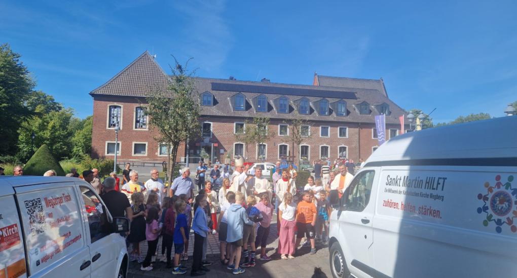 Einsegnung der neuen Fahrzeuge zum zehnjährigen Jubiläum von Sankt Martin HILFT