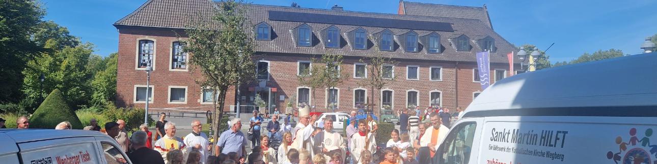 Einsegnung der neuen Fahrzeuge zum zehnjährigen Jubiläum von Sankt Martin HILFT
