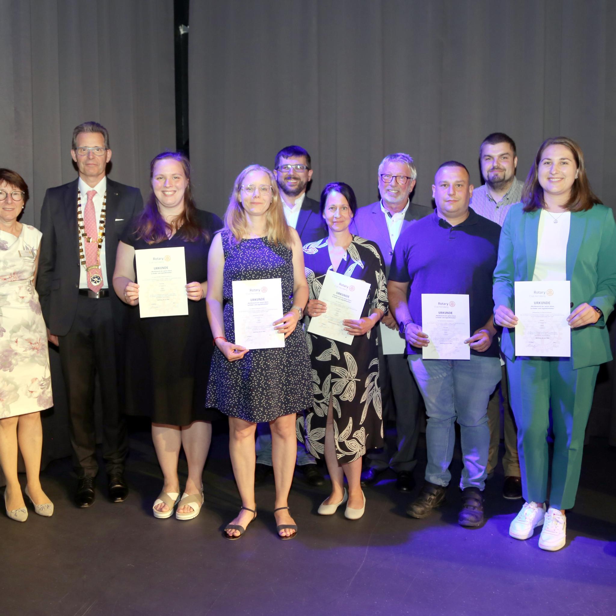 Preisträger des Wettbewerbs der guten Ideen mit Vertretern des Rotary Clubs v. l. . Dr. Robert Wiegand, Vorsitzender des Gemeindienstes RC Heinsberg, Christine Karneth (Jurymitglied), Achim Krichel (Präsident RC Heinsberg 2023/2024); ganz rechts: Dr. Ulf Püschel (Jurymitglied).