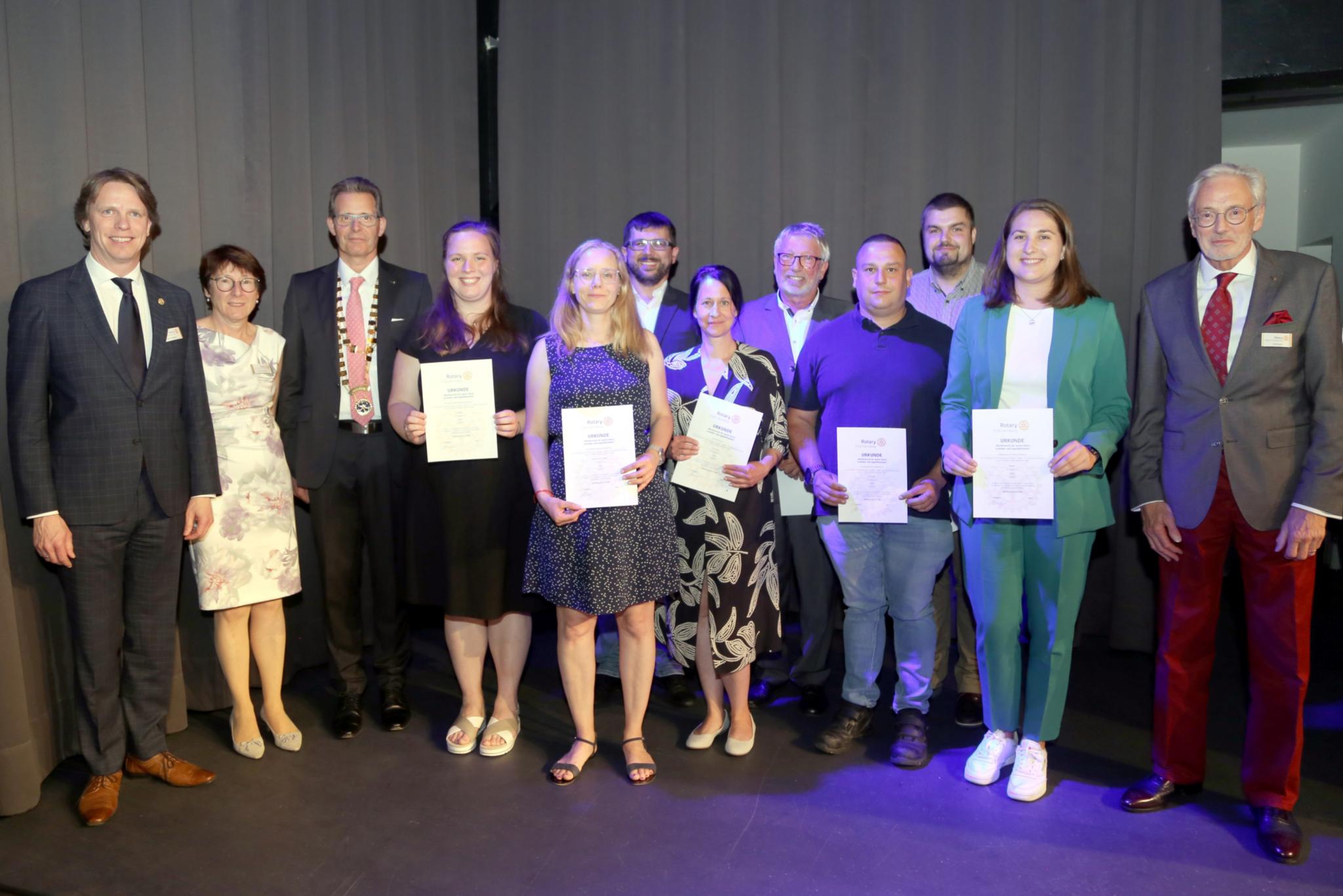 Preisträger des Wettbewerbs der guten Ideen mit Vertretern des Rotary Clubs v. l. . Dr. Robert Wiegand, Vorsitzender des Gemeindienstes RC Heinsberg, Christine Karneth (Jurymitglied), Achim Krichel (Präsident RC Heinsberg 2023/2024); ganz rechts: Dr. Ulf Püschel (Jurymitglied).