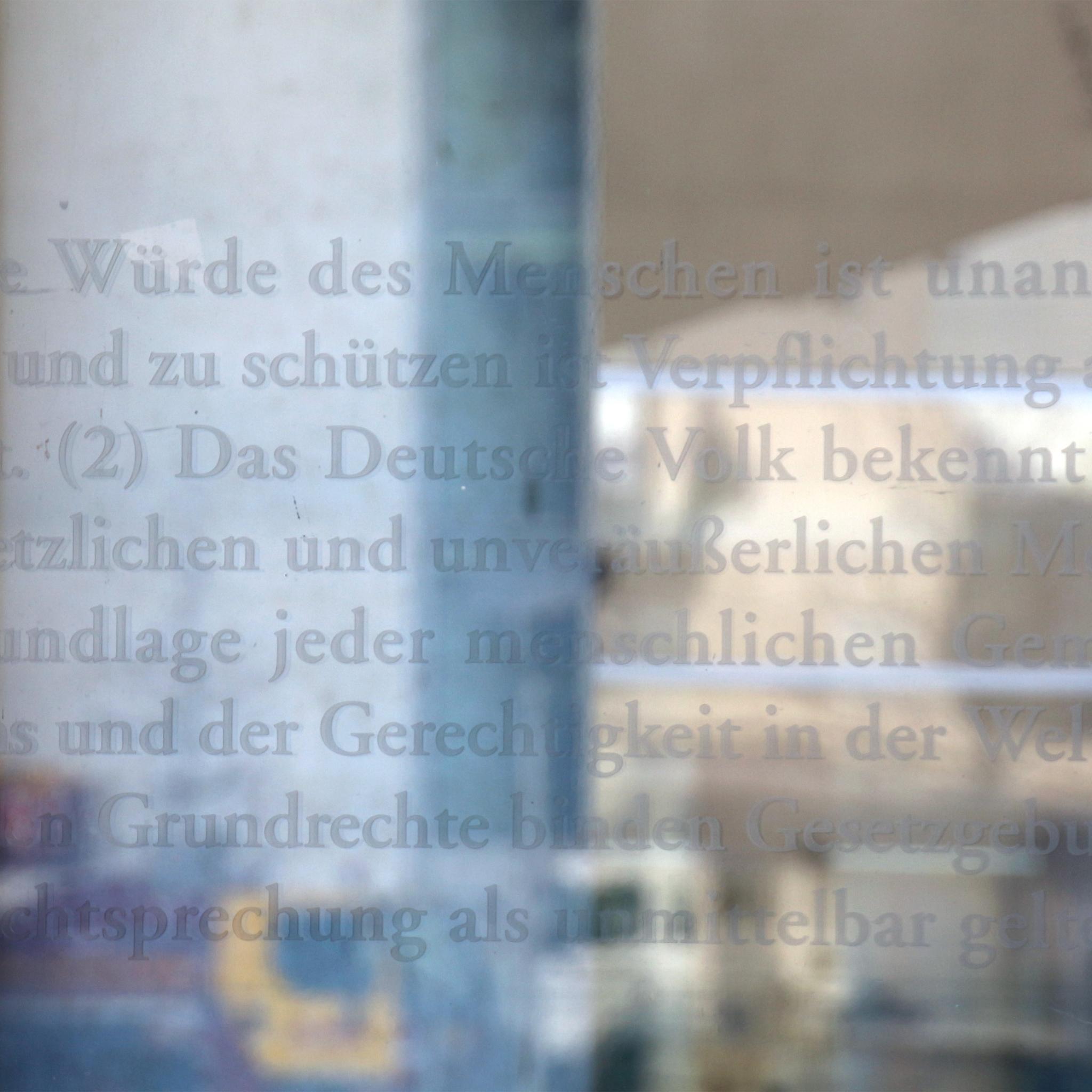 9142_dani-karavan_grundgesetz-49_by_peter_weidemann_pfarrbriefservice