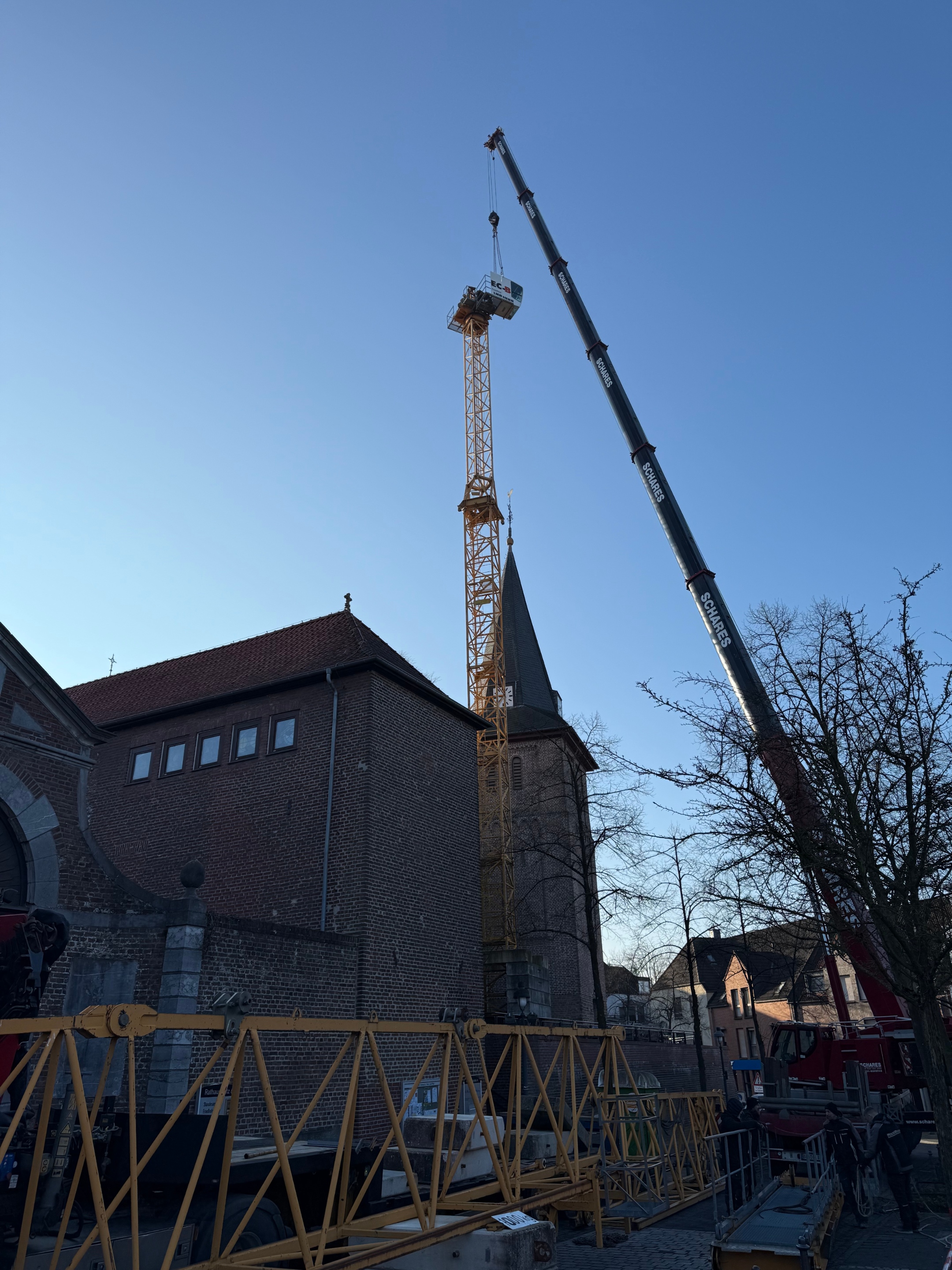 Der Kran an St. Peter und Paul wird nach 14 Monaten abgebaut.