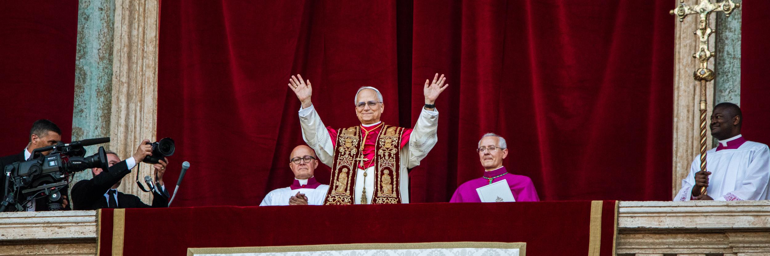 Papst Leo XIV. zeigte sich nach seiner Wahl am 8.5.2025 auf der Loggia des Petersdoms