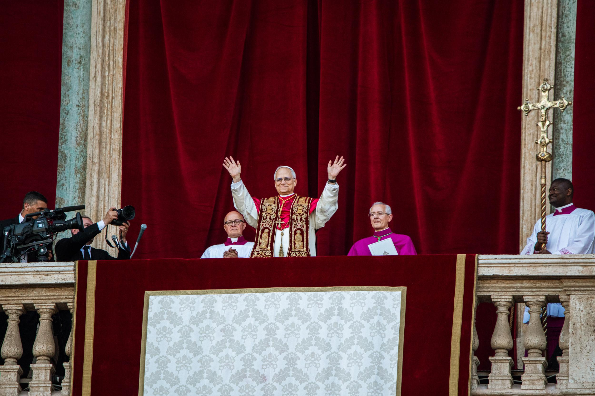 Papst Leo XIV. zeigte sich nach seiner Wahl am 8.5.2025 auf der Loggia des Petersdoms