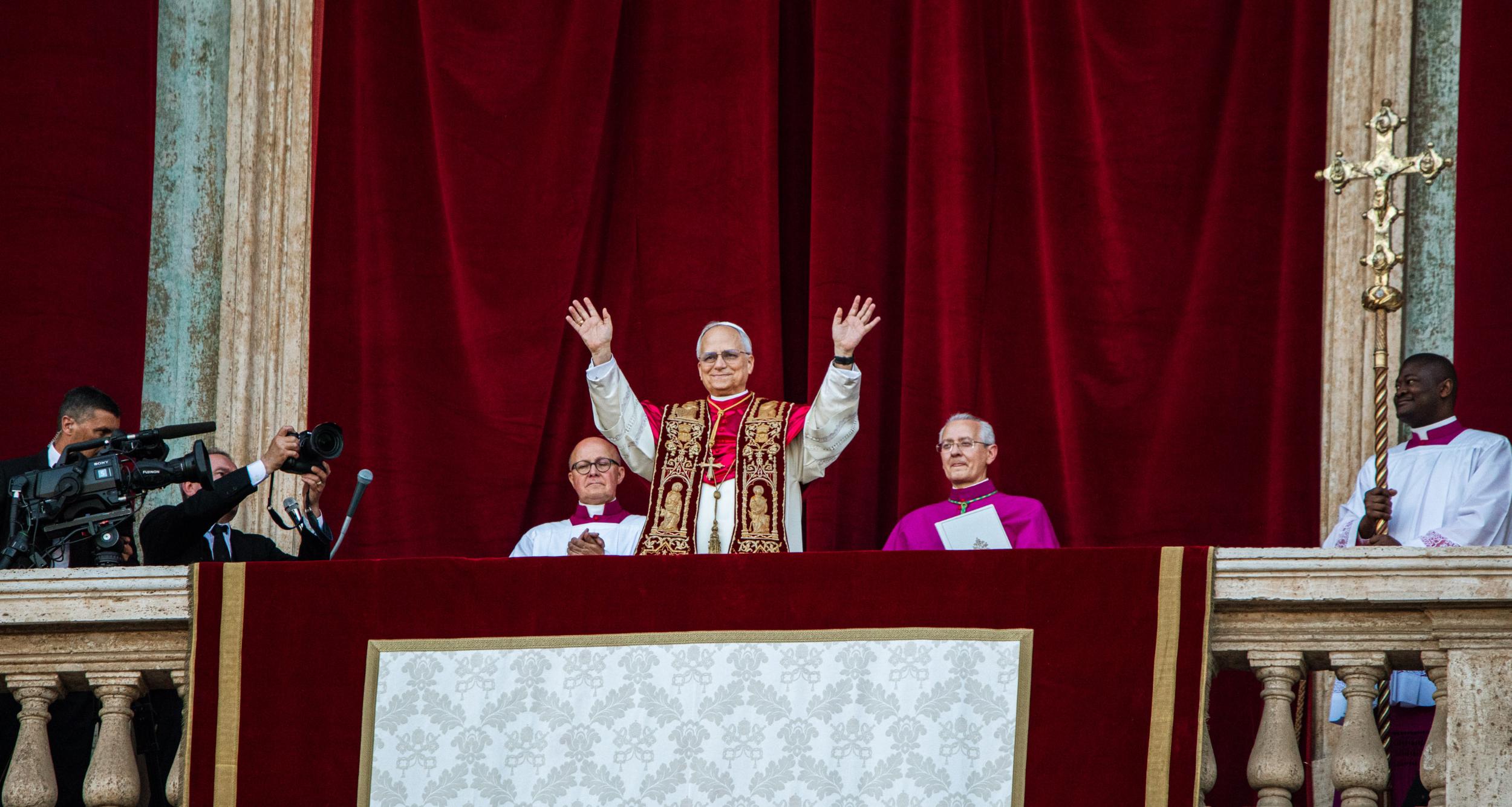 Papst Leo XIV. zeigte sich nach seiner Wahl am 8.5.2025 auf der Loggia des Petersdoms