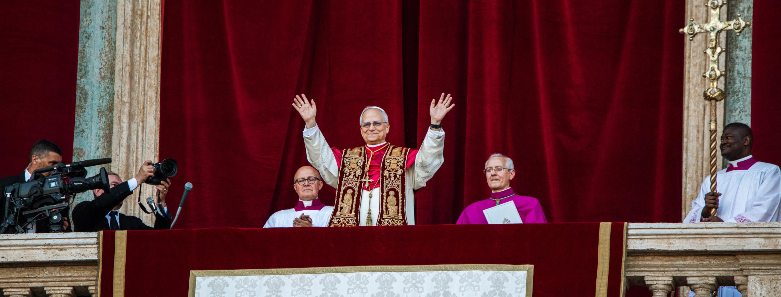 Papst Leo XIV. zeigte sich nach seiner Wahl am 8.5.2025 auf der Loggia des Petersdoms