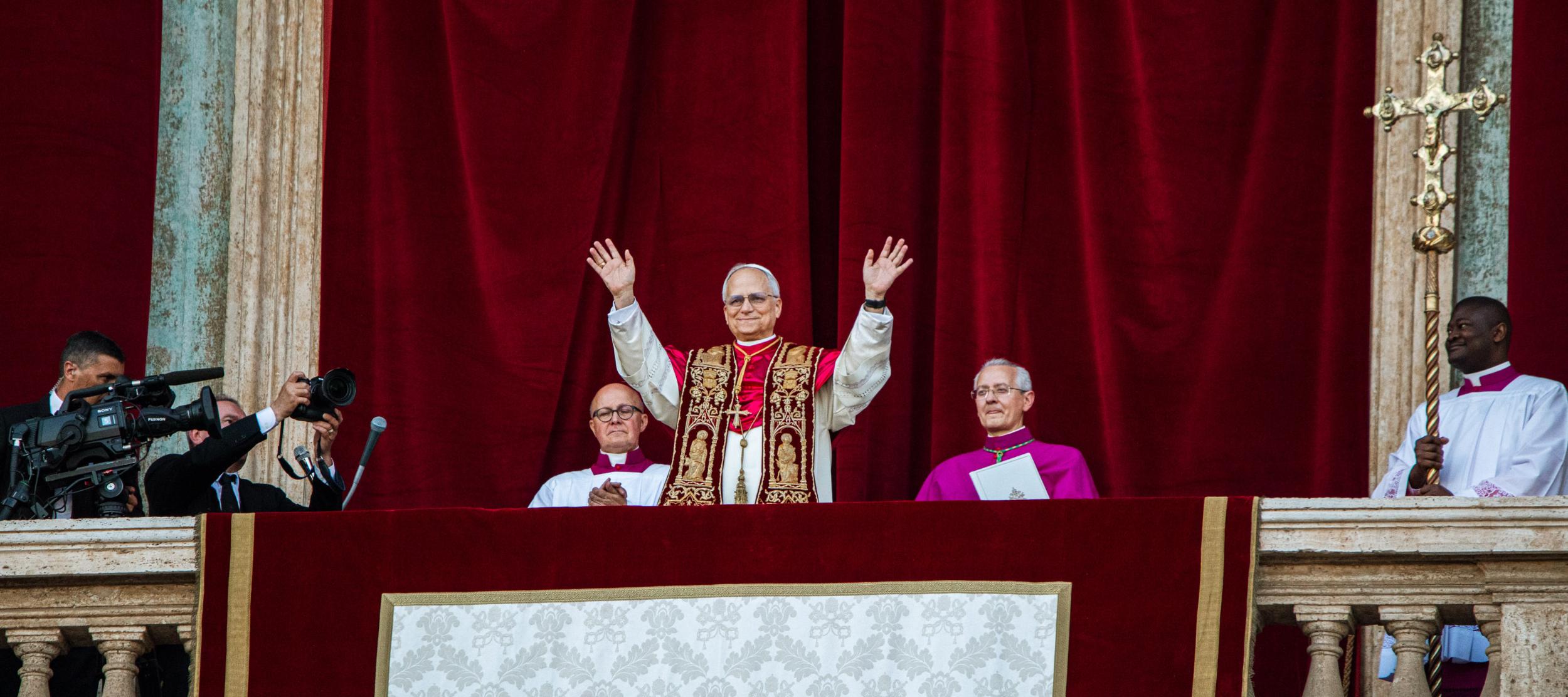 Papst Leo XIV. zeigte sich nach seiner Wahl am 8.5.2025 auf der Loggia des Petersdoms
