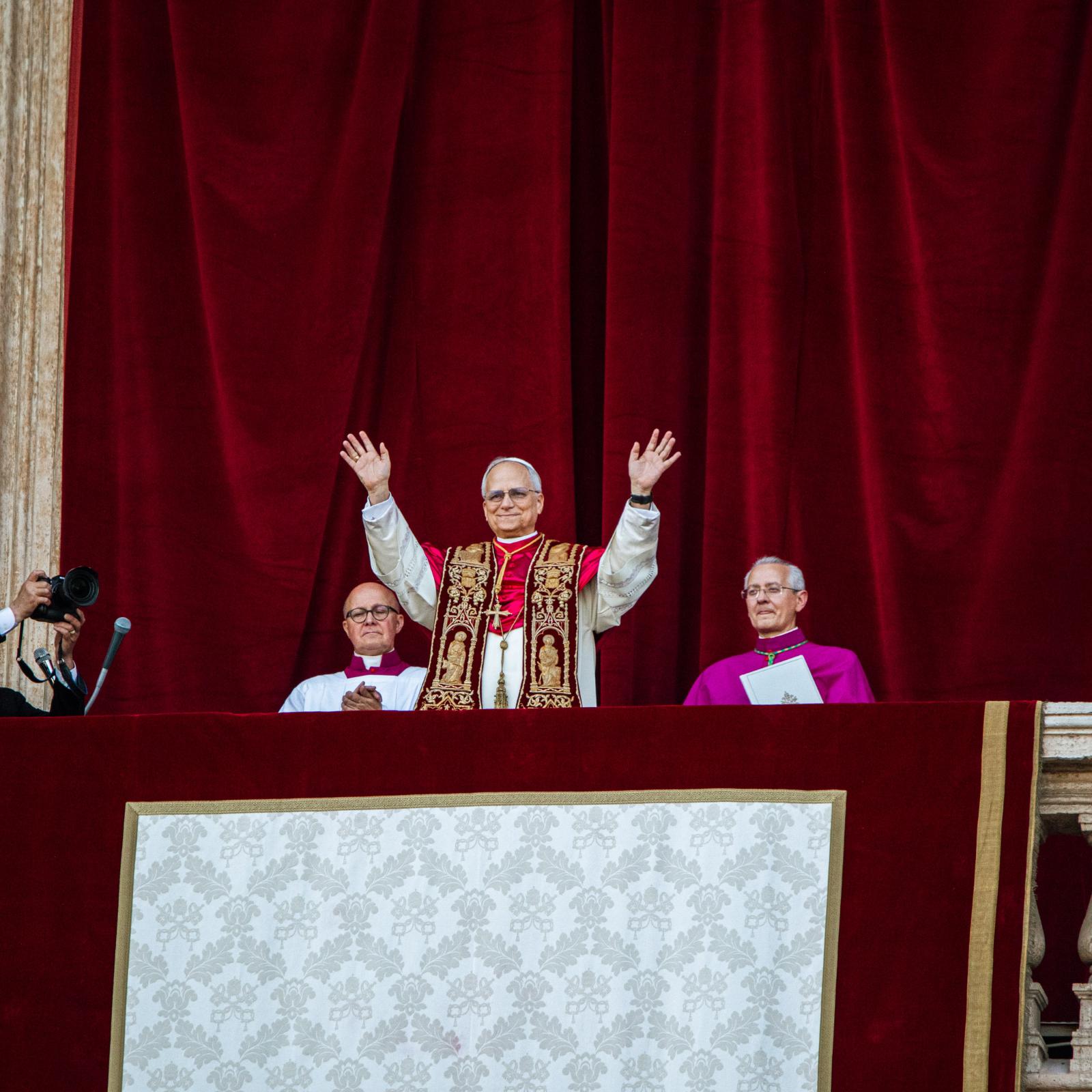 Papst Leo XIV. zeigte sich nach seiner Wahl am 8.5.2025 auf der Loggia des Petersdoms