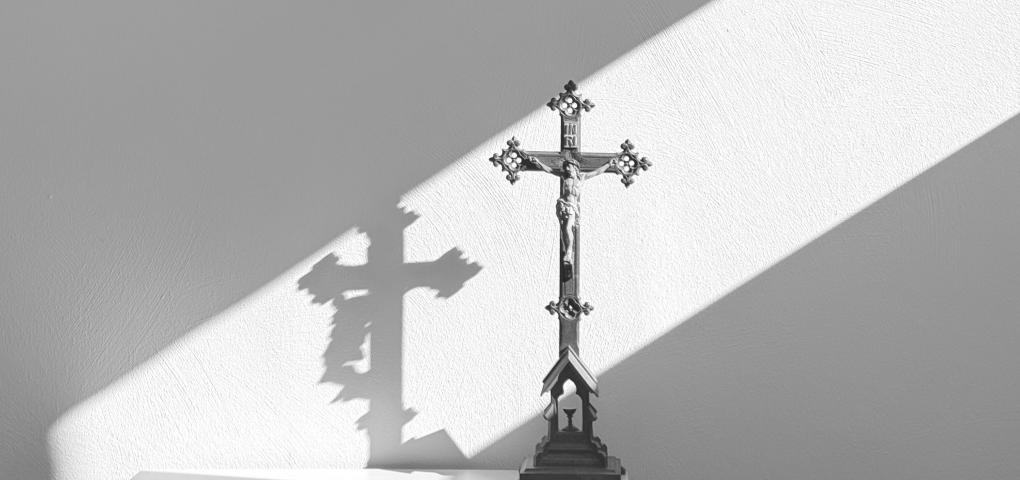 Kreuz im Sonnenlicht