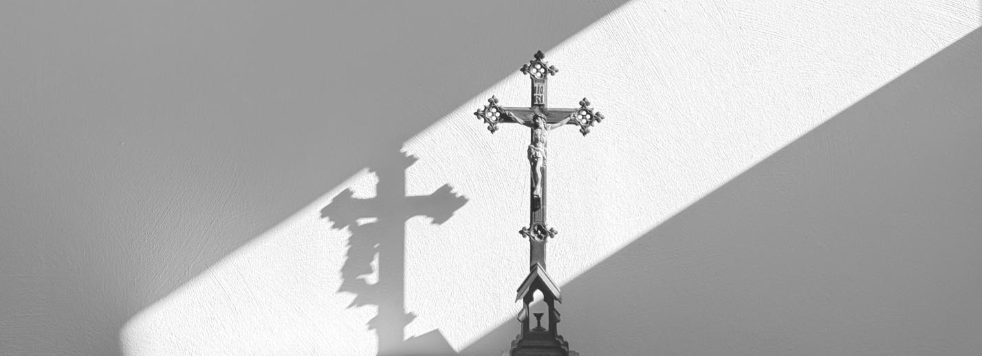 Kreuz im Sonnenlicht