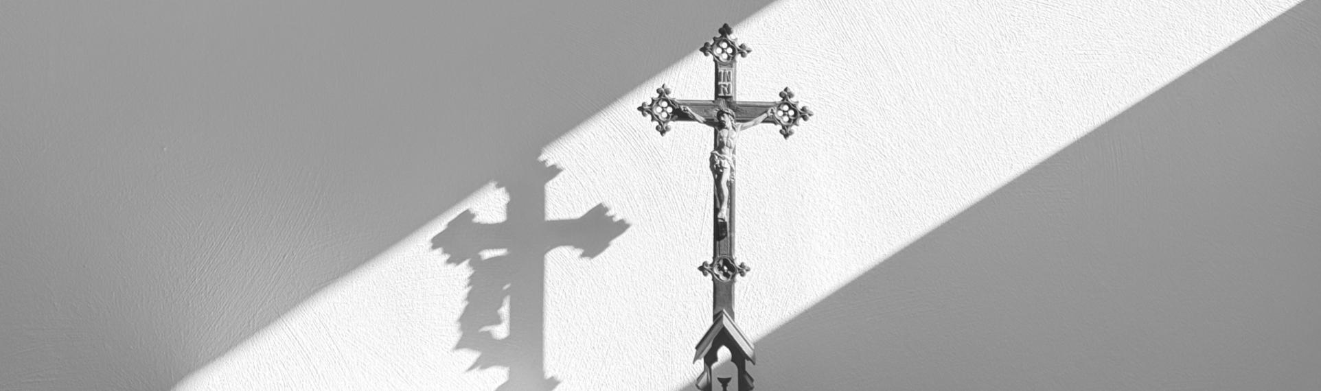 Kreuz im Sonnenlicht
