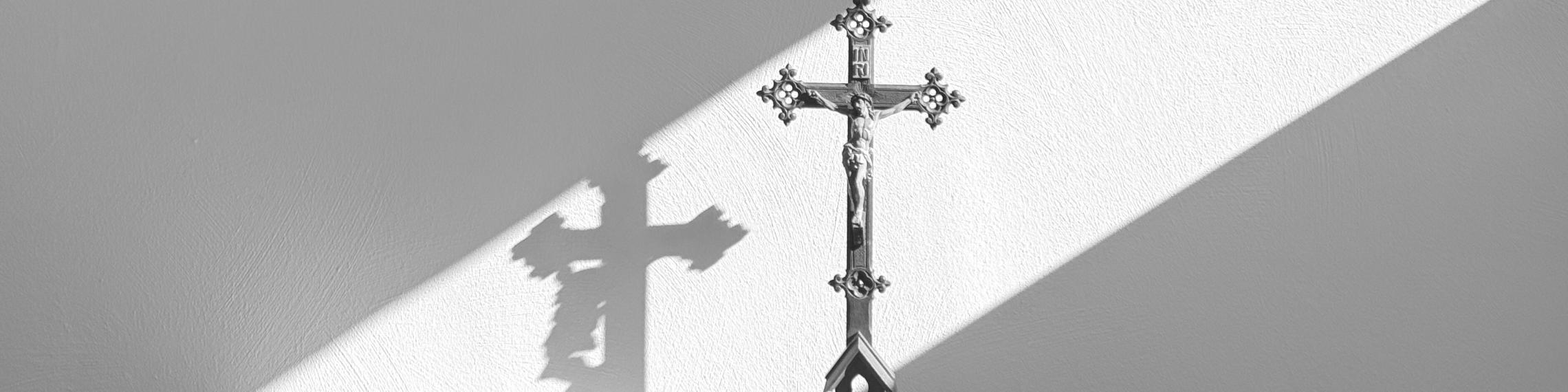 Kreuz im Sonnenlicht