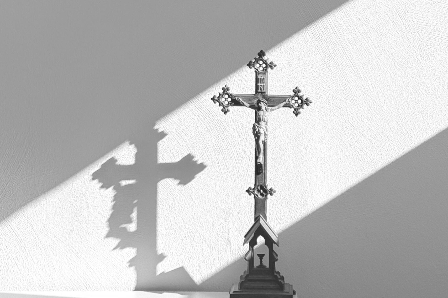 Kreuz im Sonnenlicht