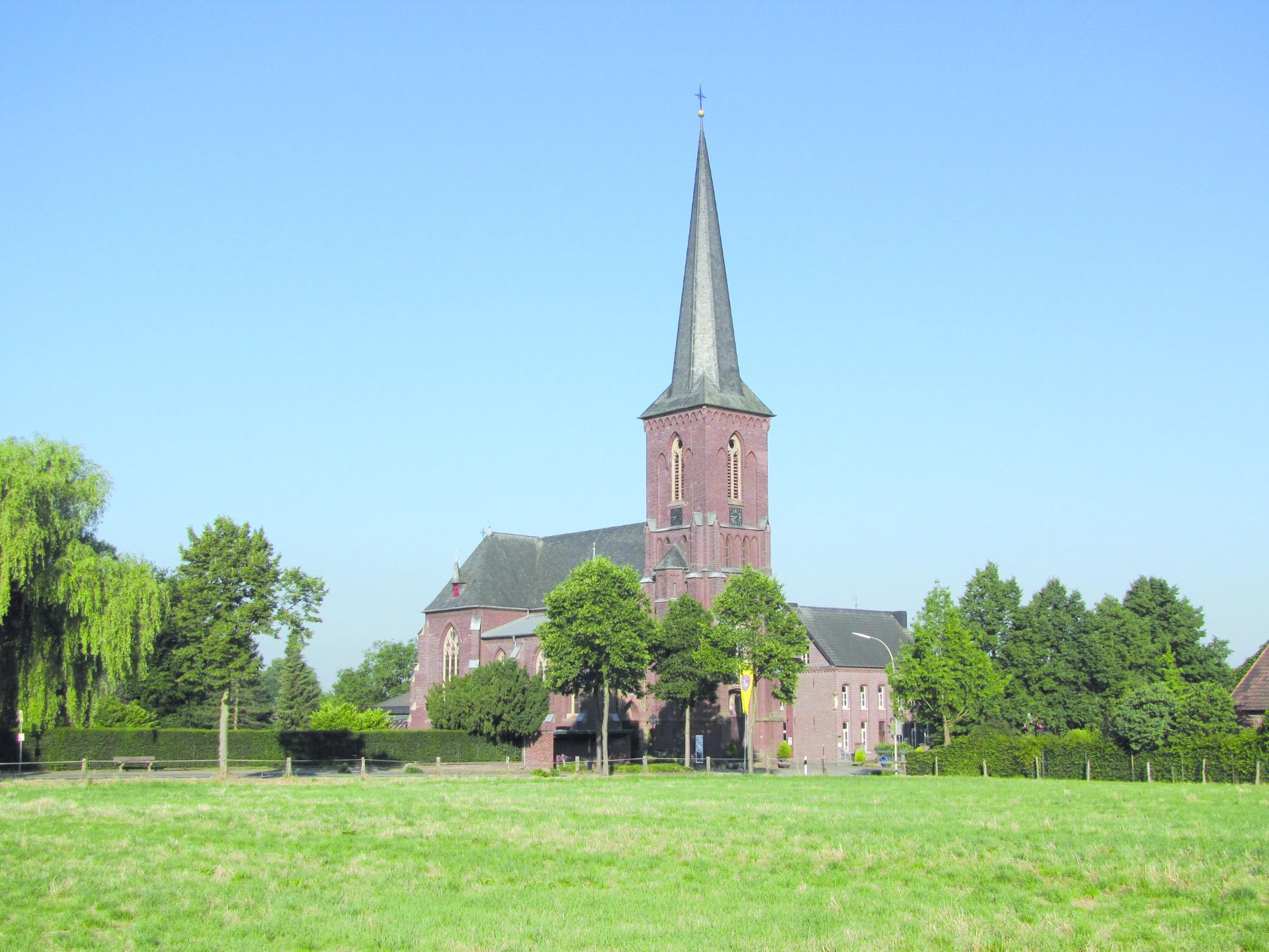 Mit ihrem prägnanten Turm ist die Kirche von weit her sichtbar.