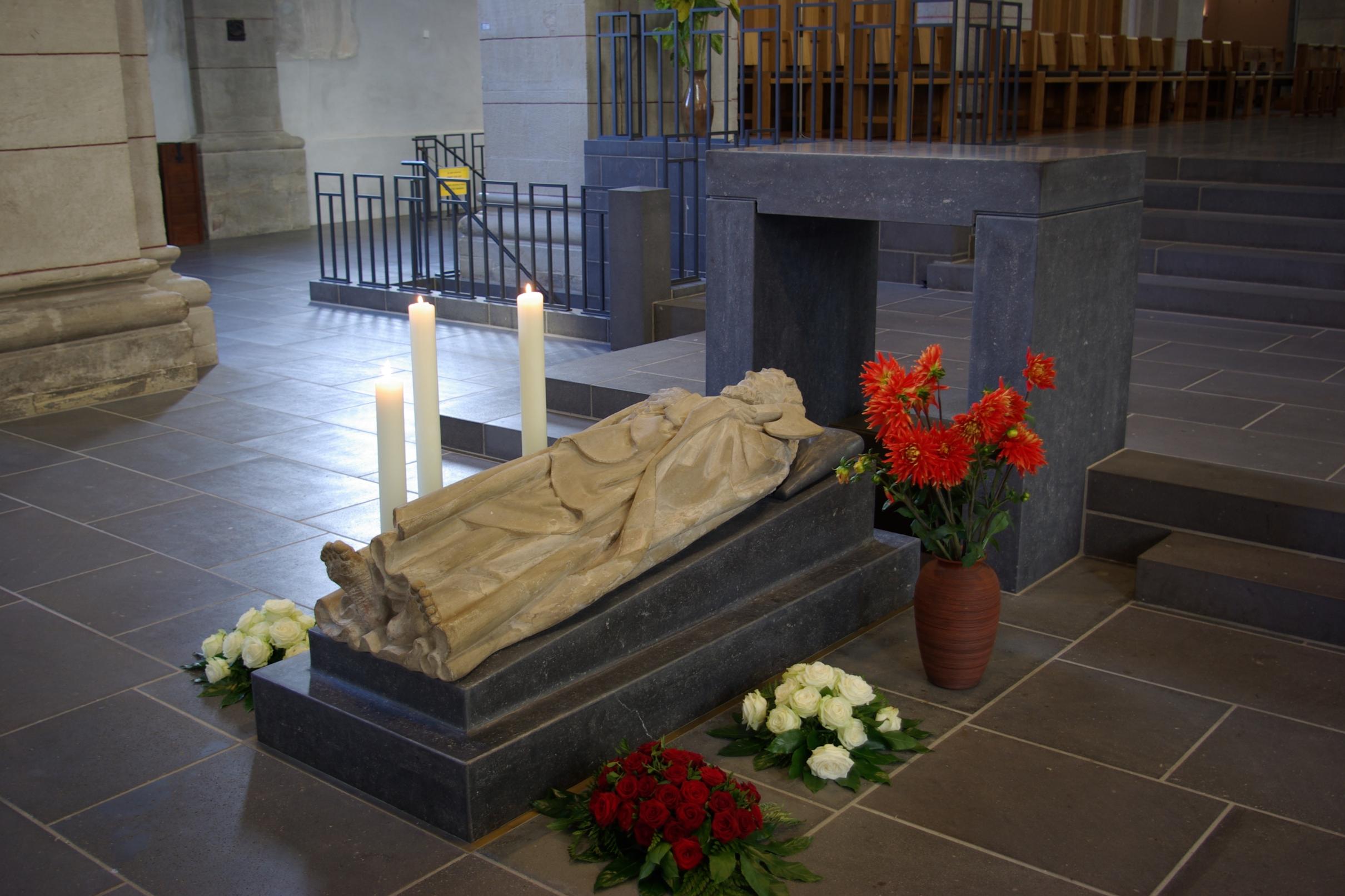 St. Matthias in Trier, Statue über dem Apostelgrab