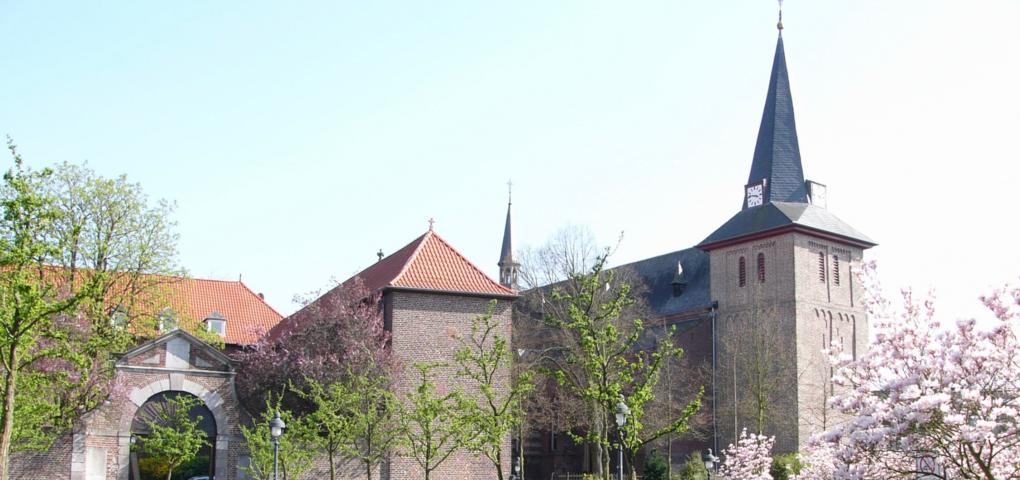Pfarrkirche St. Peter und Paul mit ehem. Kreuzherrenkloster