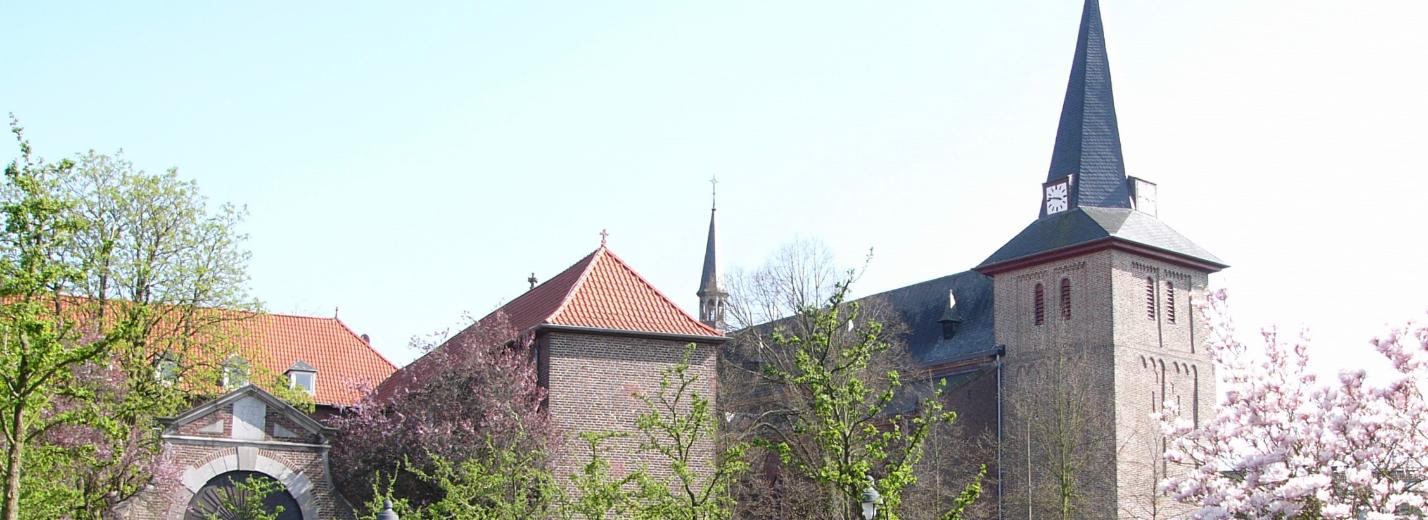 Pfarrkirche St. Peter und Paul mit ehem. Kreuzherrenkloster