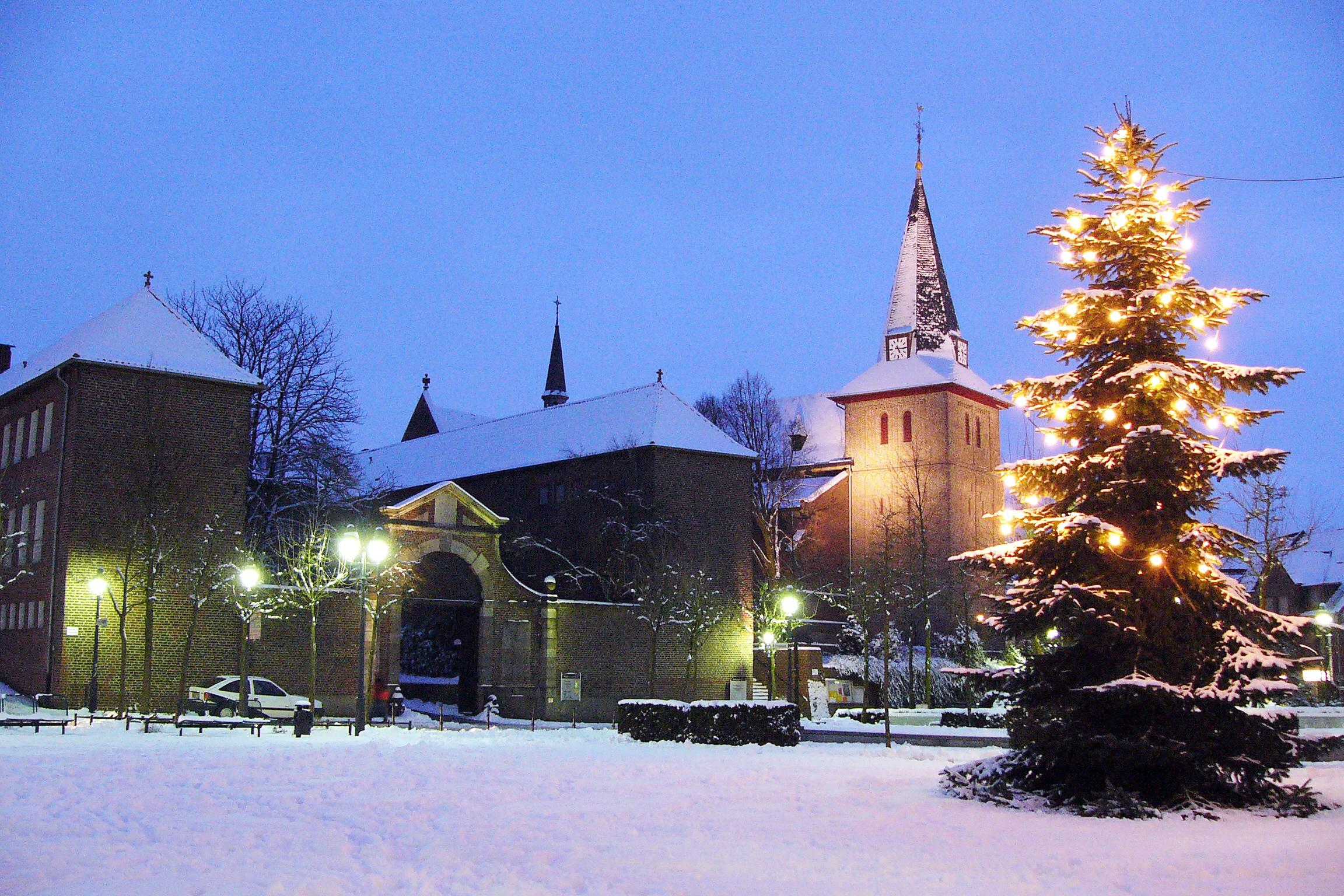 Pfarrkirche St. Peter und Paul mit ehemaligem Kreuzherren-Kloster zur Weihnachtszeit