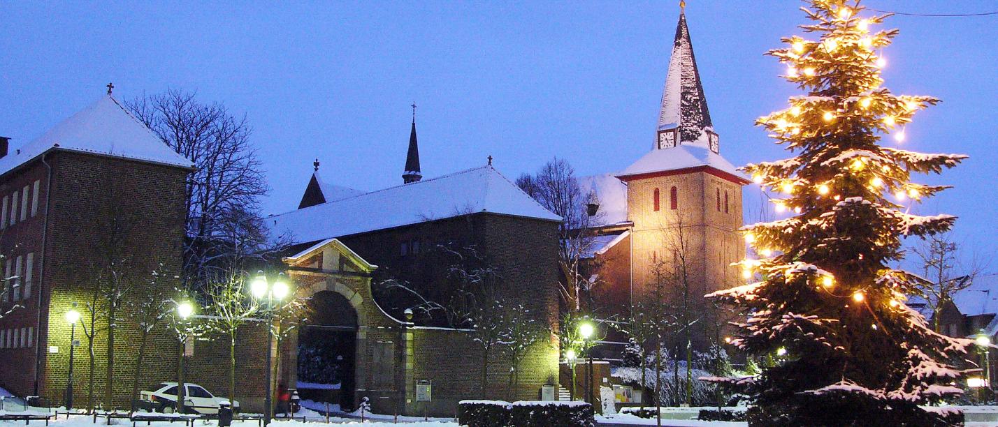 Pfarrkirche St. Peter und Paul mit ehemaligem Kreuzherren-Kloster zur Weihnachtszeit