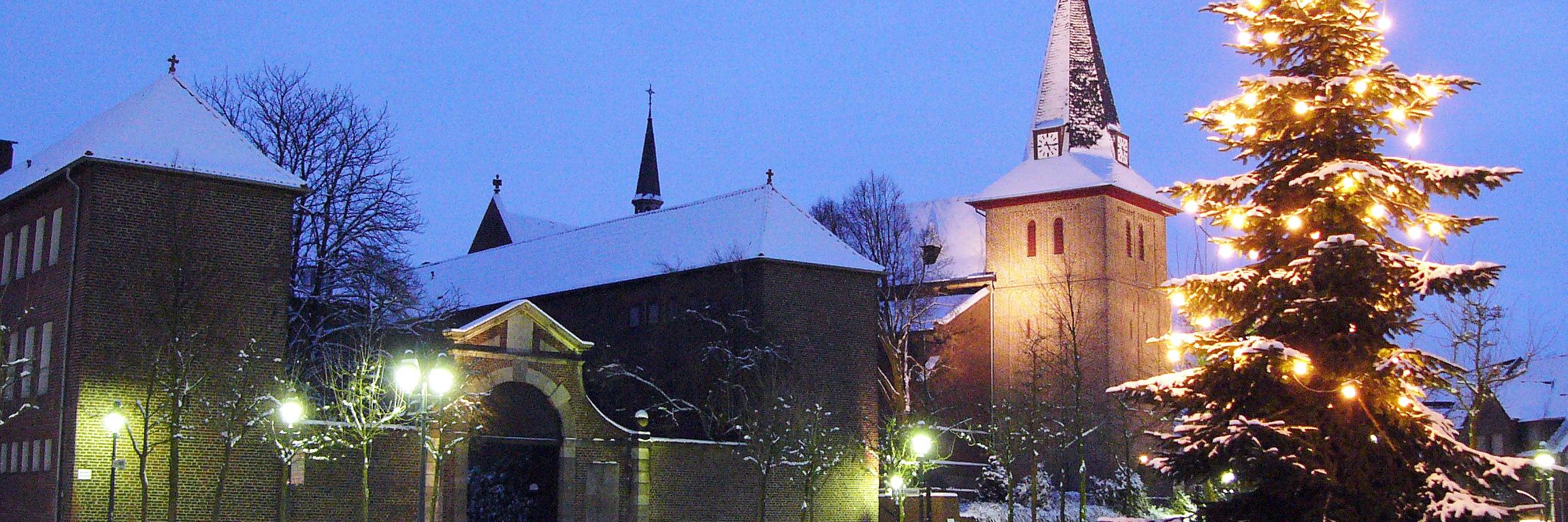 Pfarrkirche St. Peter und Paul mit ehemaligem Kreuzherren-Kloster zur Weihnachtszeit