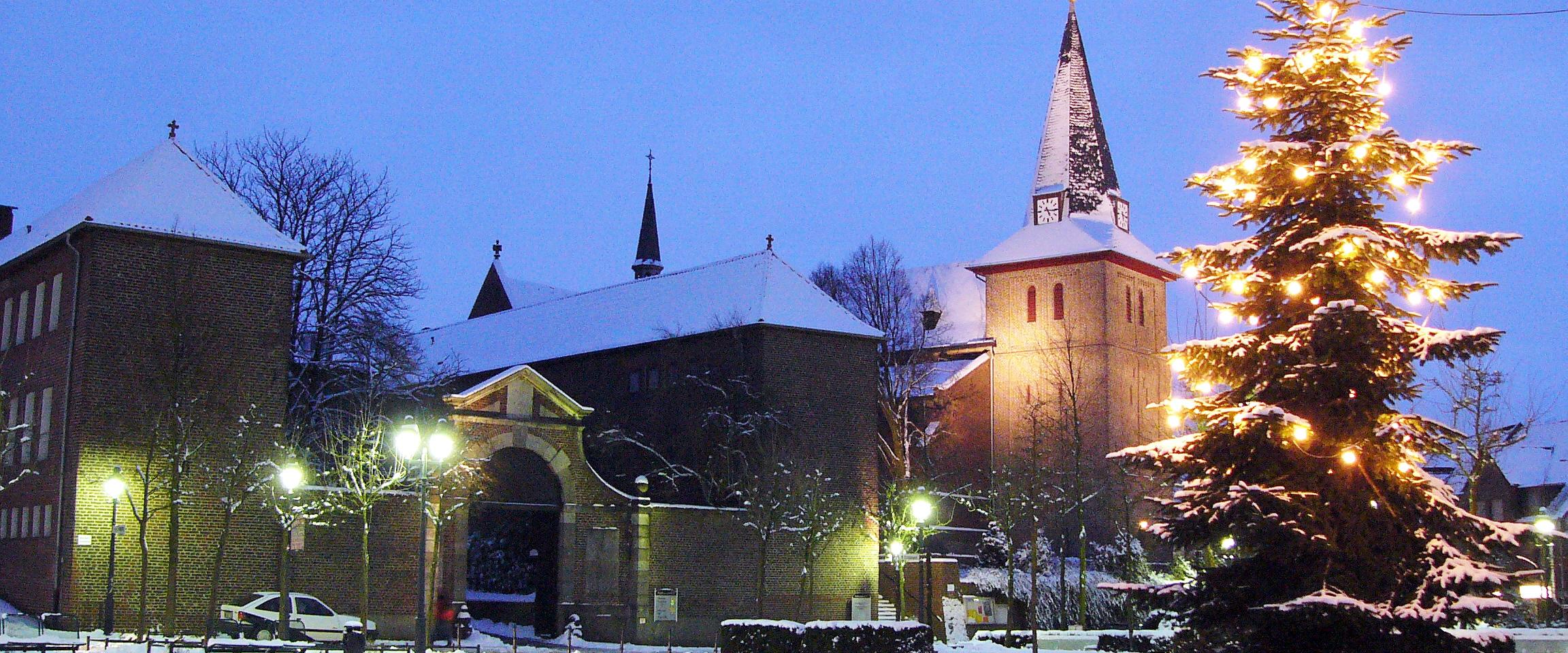 Pfarrkirche St. Peter und Paul mit ehemaligem Kreuzherren-Kloster zur Weihnachtszeit