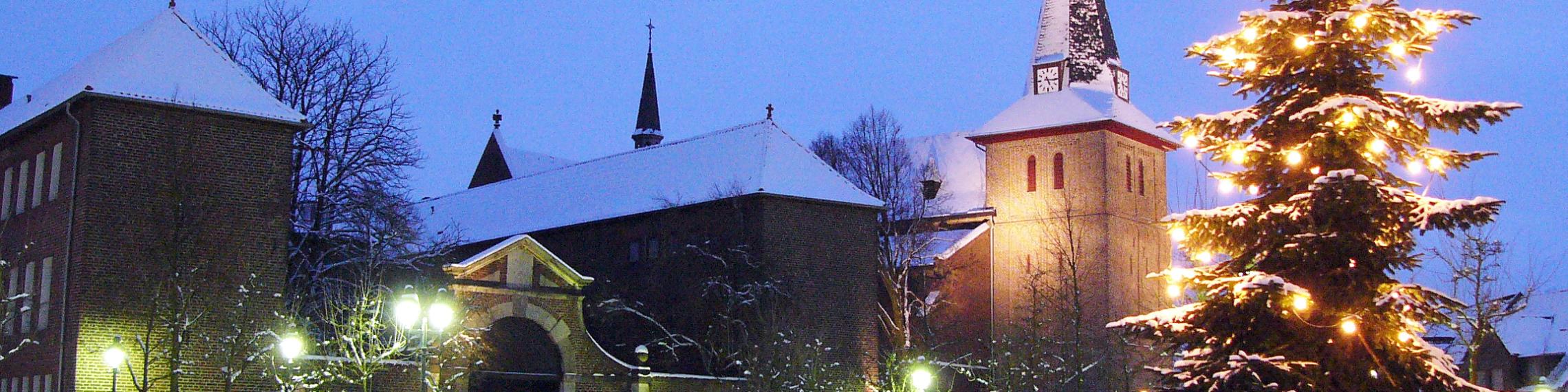Pfarrkirche St. Peter und Paul mit ehemaligem Kreuzherren-Kloster zur Weihnachtszeit