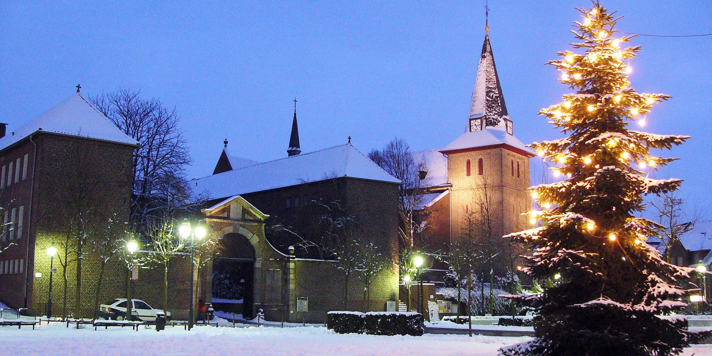 Pfarrkirche St. Peter und Paul mit ehemaligem Kreuzherren-Kloster zur Weihnachtszeit