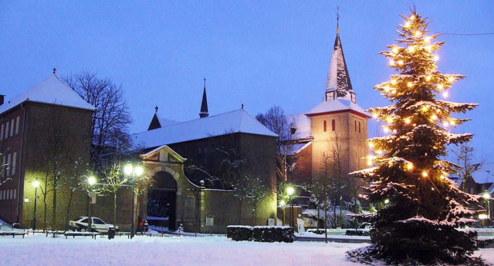 Pfarrkirche St. Peter und Paul mit ehemaligem Kreuzherren-Kloster zur Weihnachtszeit