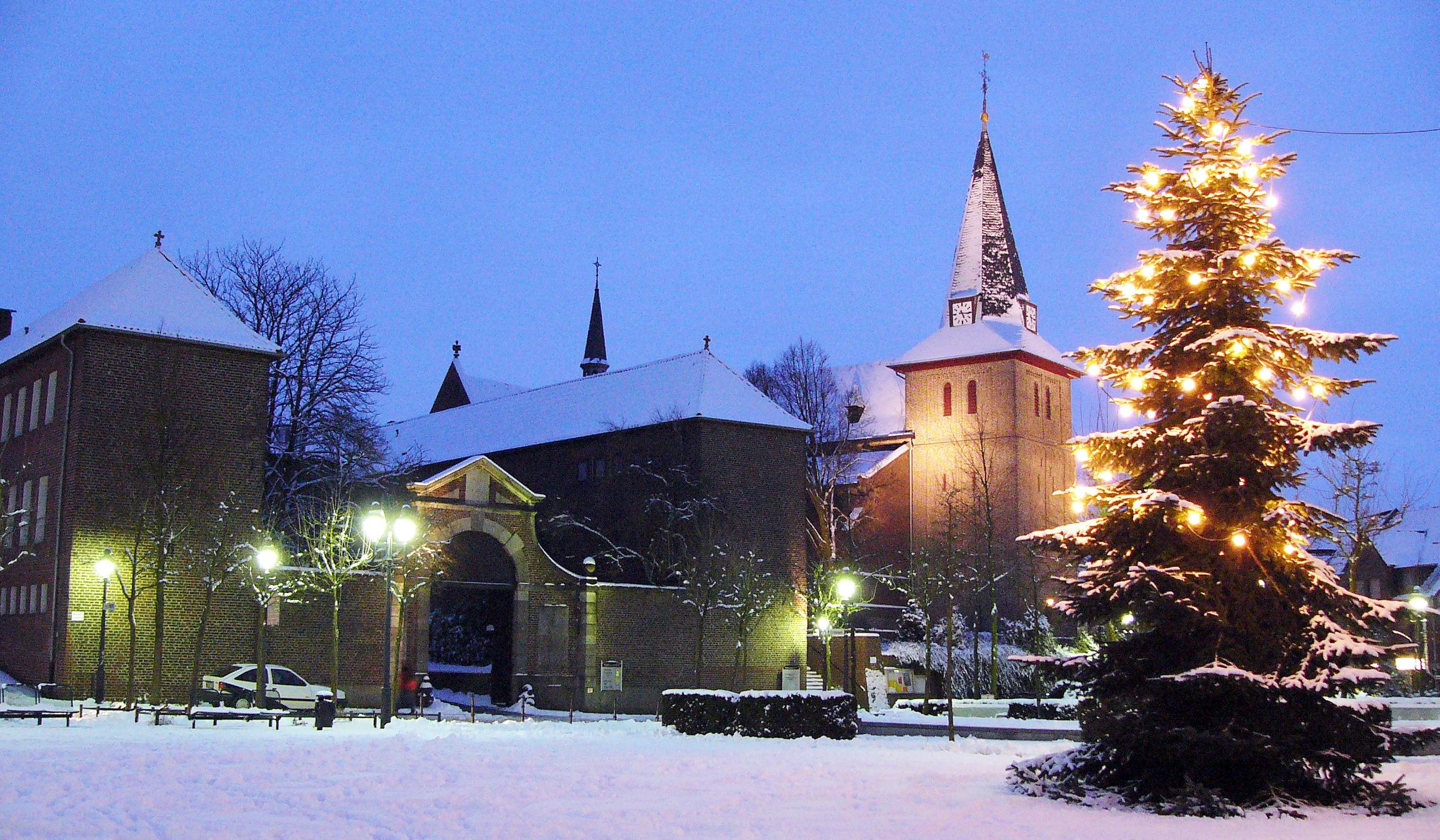 Pfarrkirche St. Peter und Paul mit ehemaligem Kreuzherren-Kloster zur Weihnachtszeit