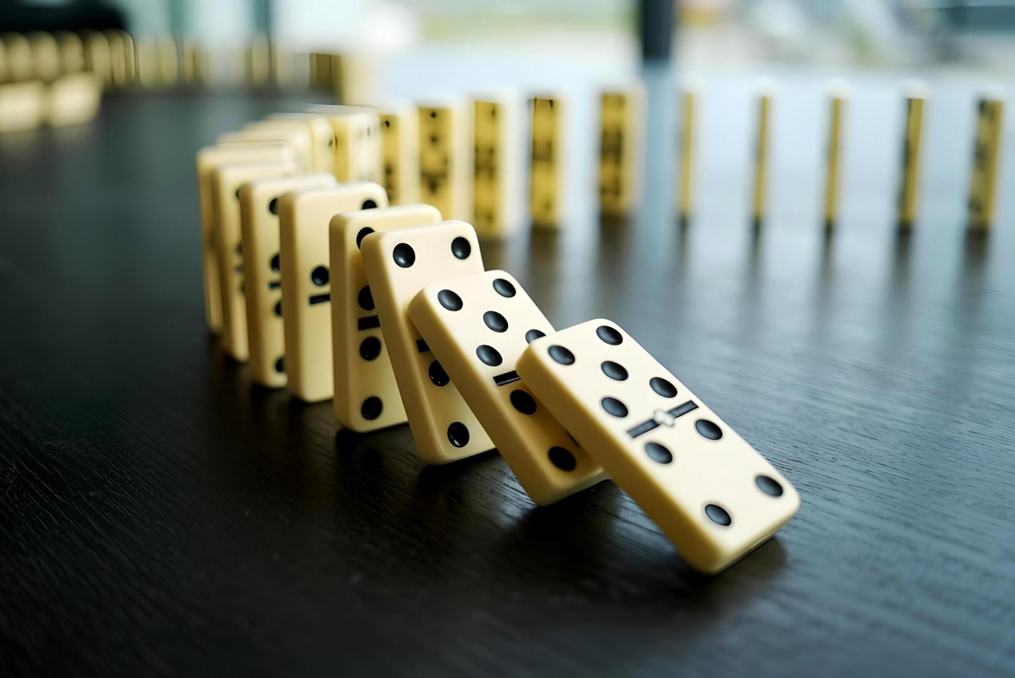 domino-9602003_by_alicja_pixabay_pbs